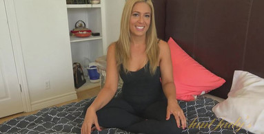Solo porn movie with a smiling blonde that wants to cum