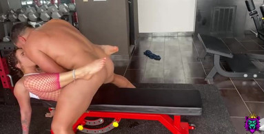 Worshipping her feet before fucking her in the gym