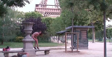 Naked model is posting proudly in the middle of Paris