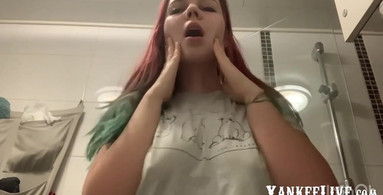 Pink pussy cums in the morning while brushing her teeth,what is she doing?