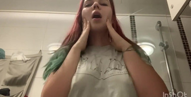 Pink pussy cums in the morning while brushing her teeth,what is she doing?
