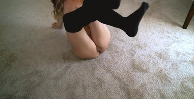 Amateur Humps Her Pillow then Rubs Clit Until She Cums